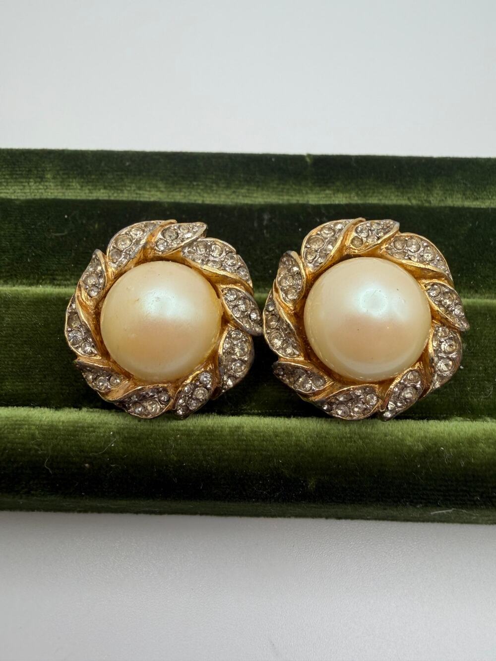 Vintage Rare Kenneth Jay Lane Gold Tone/Faux pearl clip on